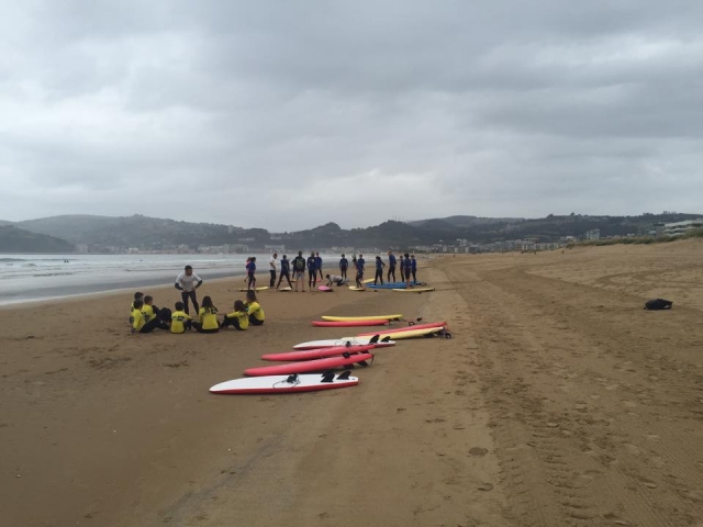 Aprendiendo surf en la playa de Laredo